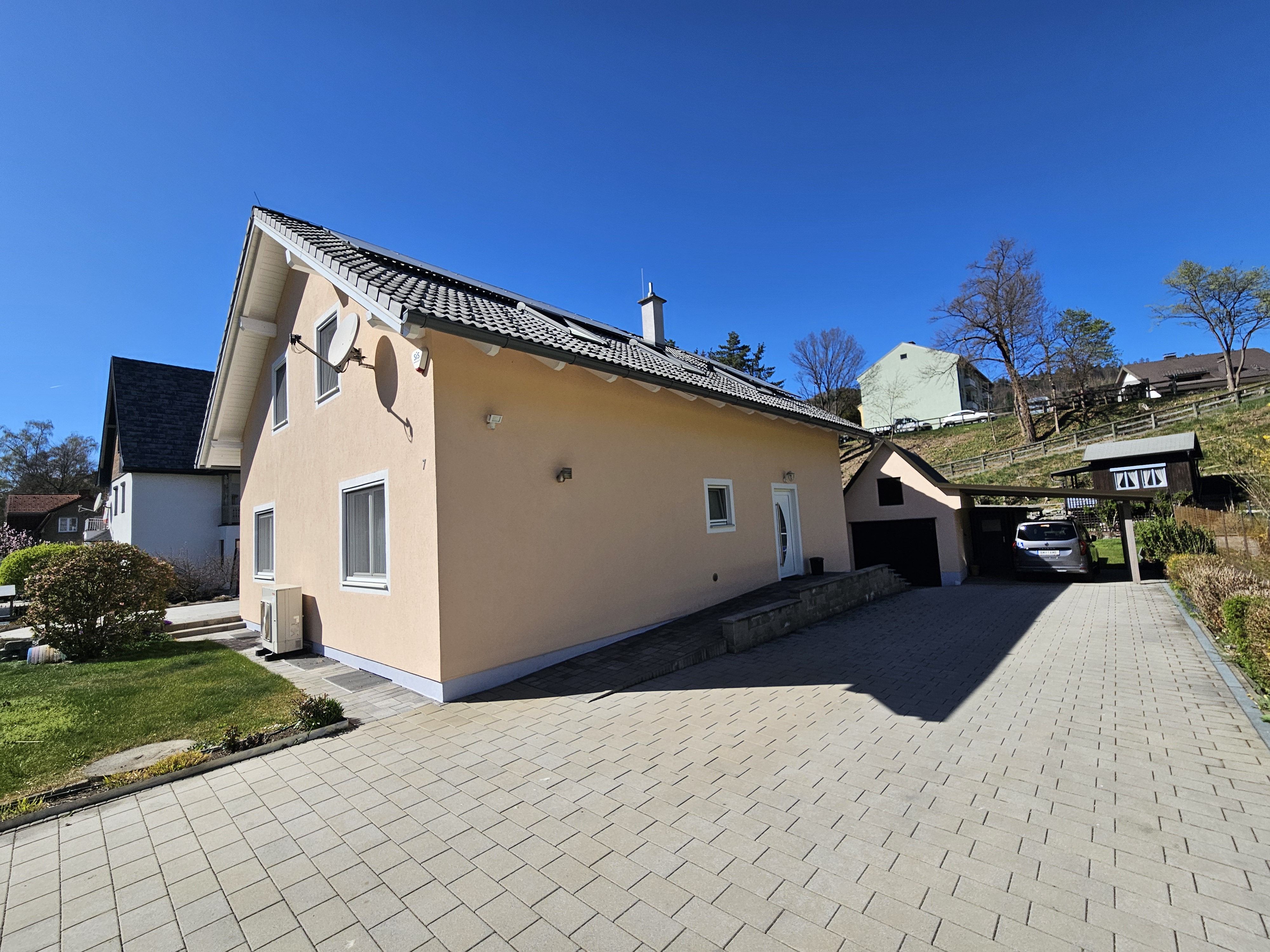 Ein- oder Zweifamilienhaus in bester Wohnqualität mit Garten und Carport in Toplage!