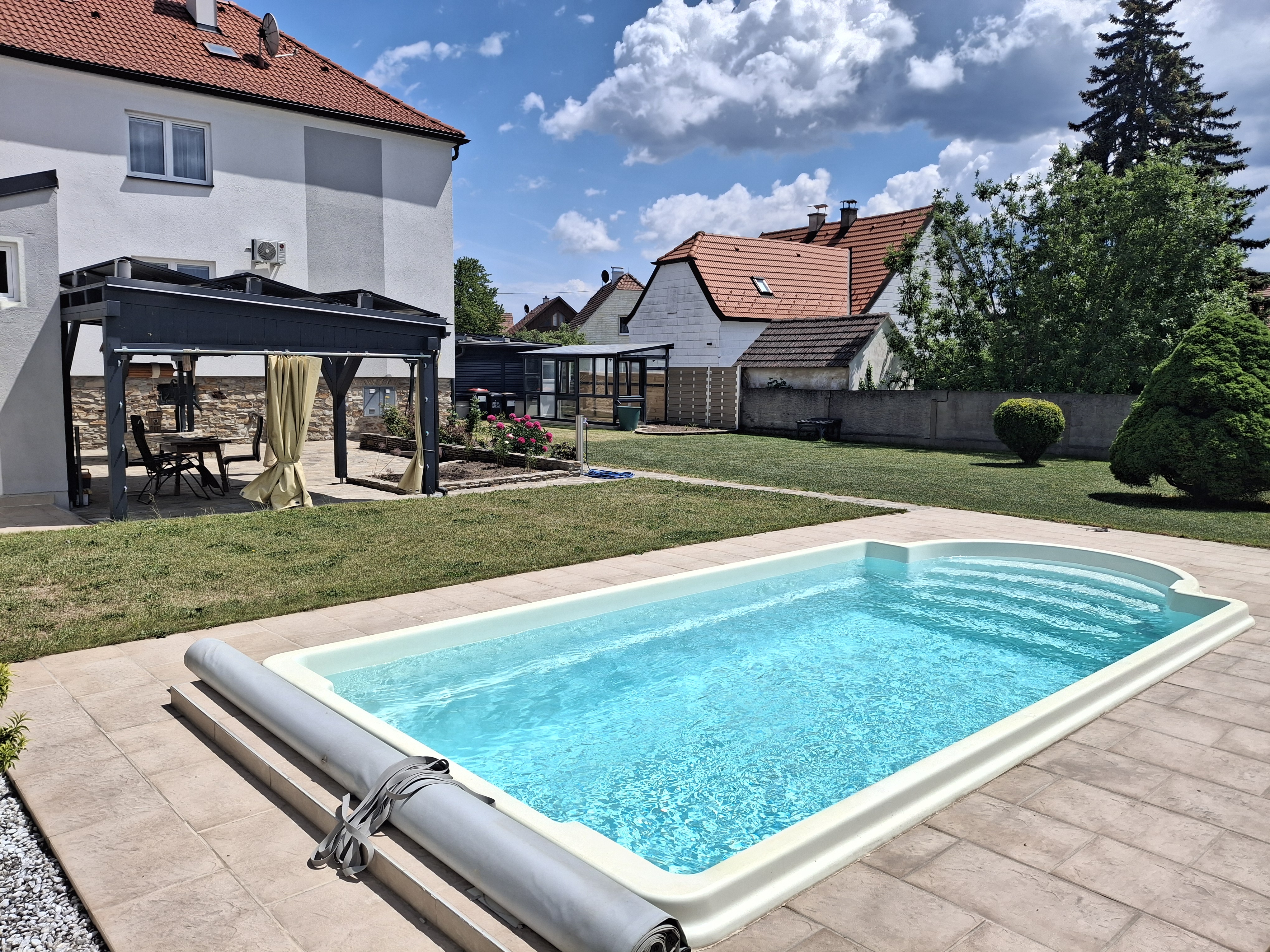 Provisionsfrei: Modernes Einfamilienhaus mit Pool, PV-Anlage, Erdw�rme & gro�em Garten