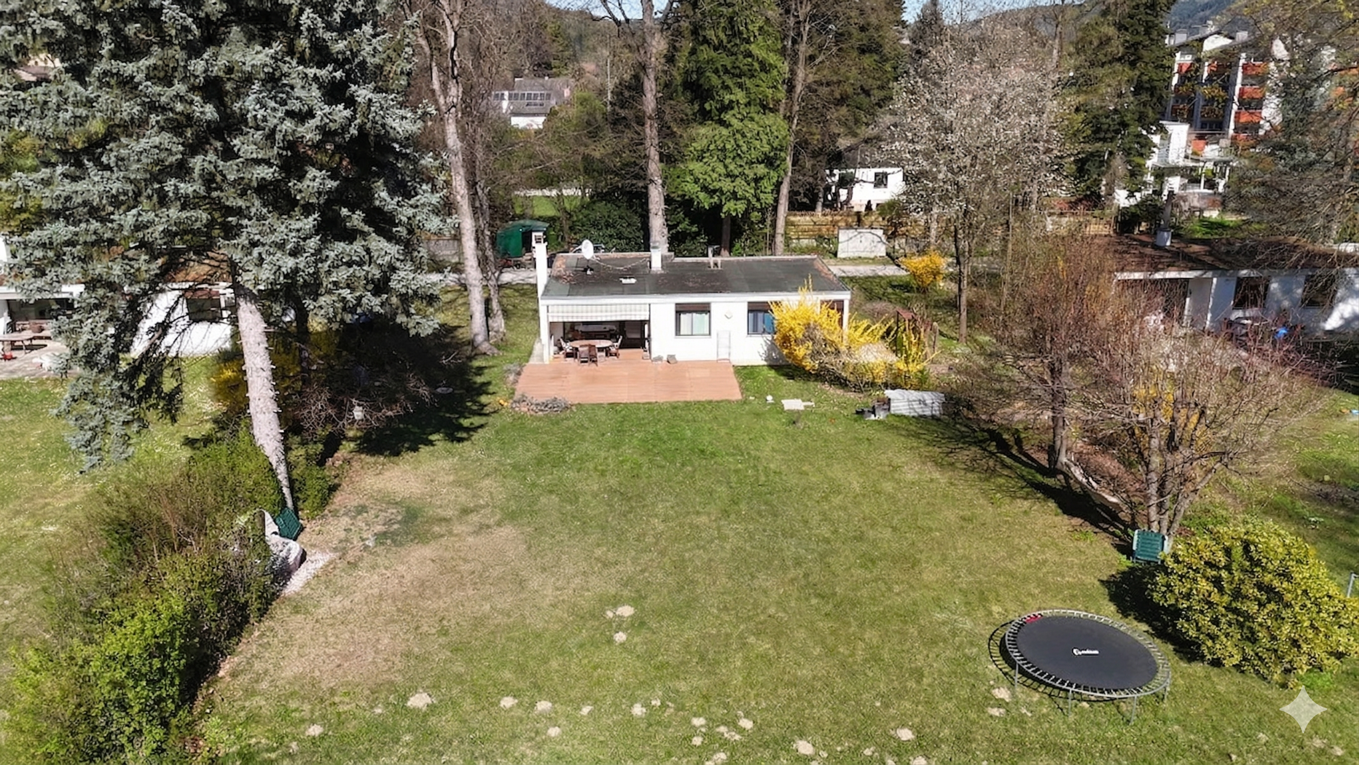 Wohnen im privaten Naturparadies: Modernisierter Bungalow im Schlosspark Seebenstein