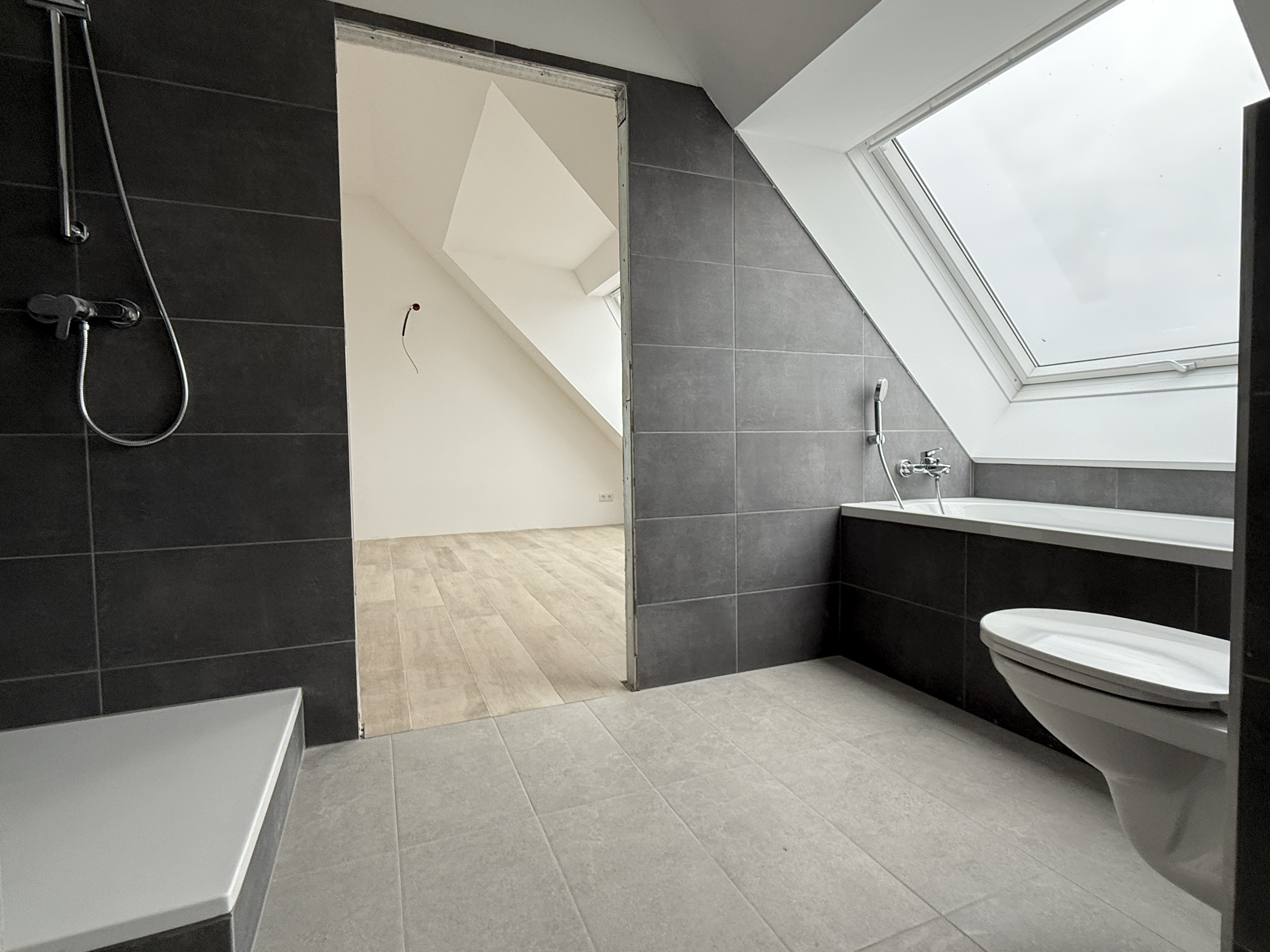 Exklusive DG Wohnung I Mglichkeit mit ca. 40m2 Dachterrasse I U3 & S-Bahn nhe I Erstbezug I  /  / 1160 Wien / Bild 3