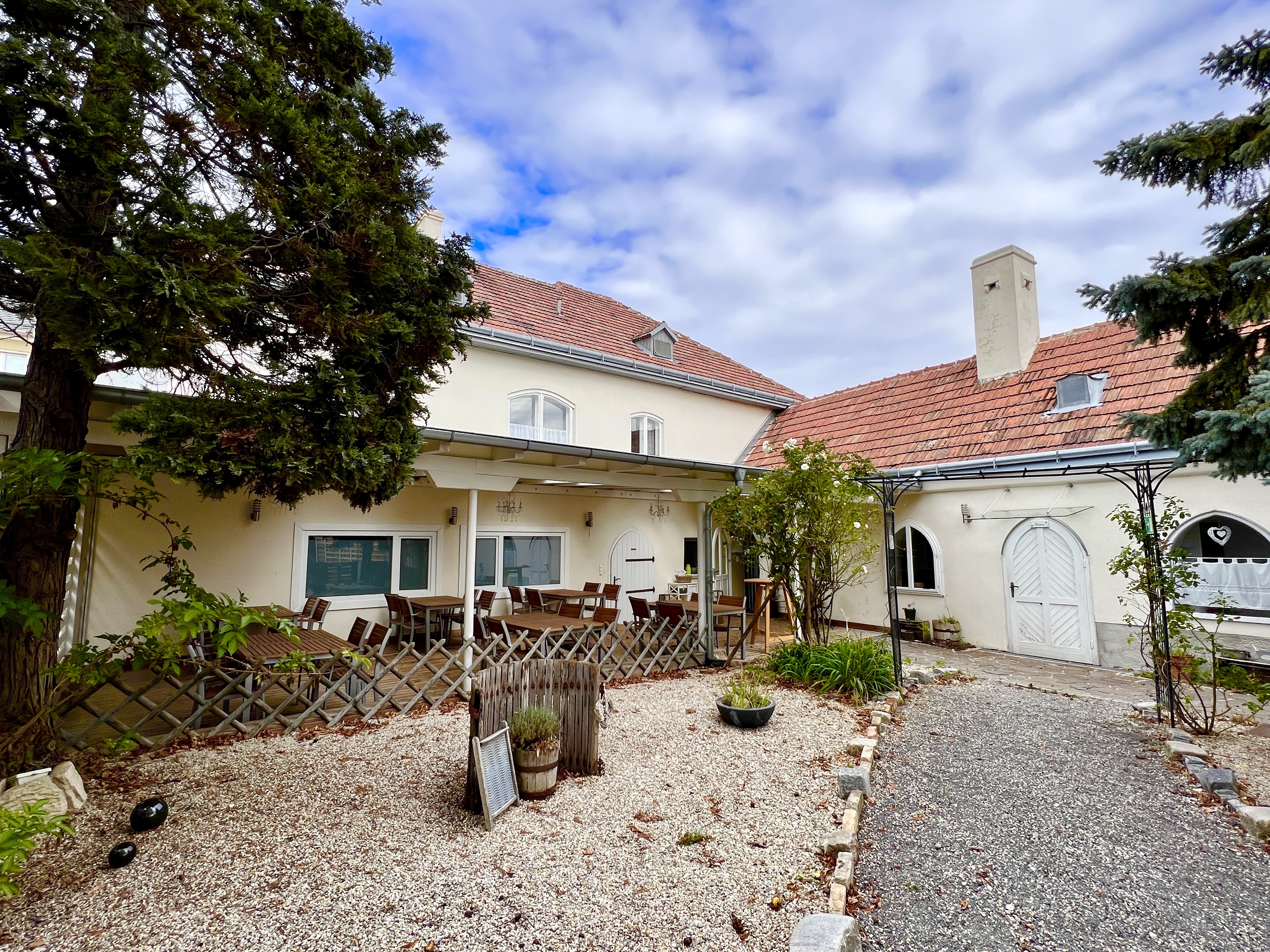 INVESTMENT-HIGHLIGHT: Historisches Renditeobjekt mit ca. 10% Rendite I Top-sanierter Ertragsbringer /  / 2320&nbsp;Schwechat / Bild 1