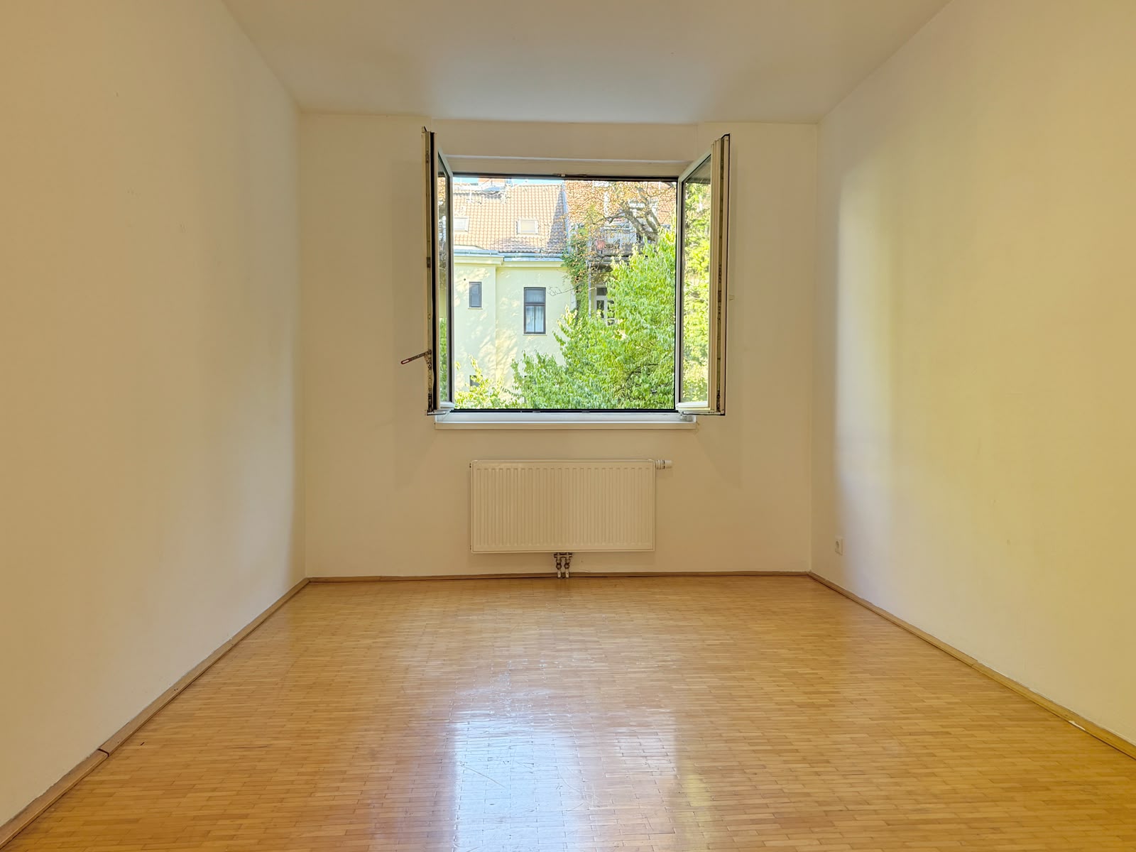 Helles Wohnen f�r Singles & Paare ? hofseitiges Schlafzimmer & hauseigener Tiefgaragenstellplatz inkludiert I  /  / 1170&nbsp;Wien / Bild 2