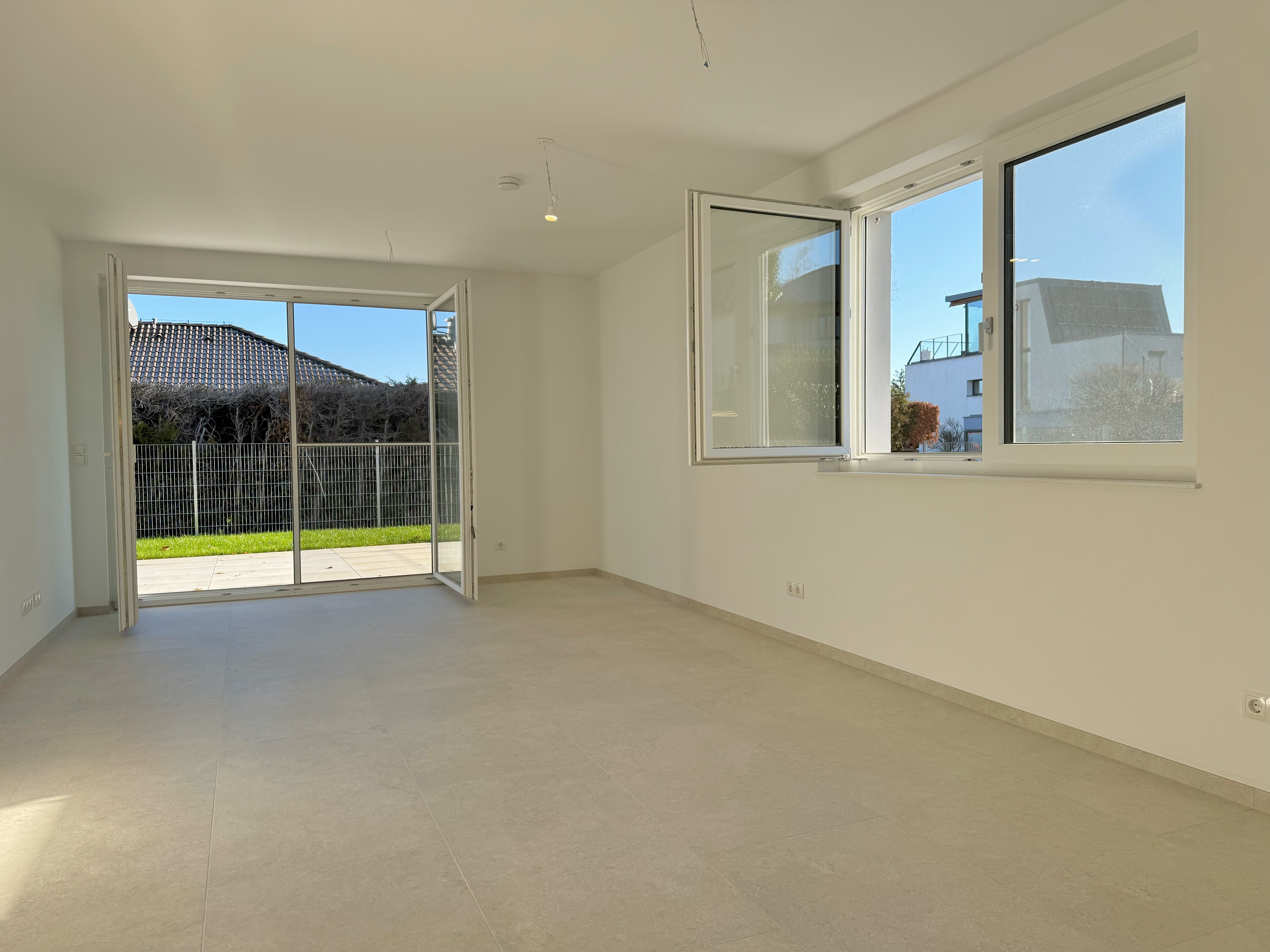 Exklusiver Erstbezug: Dachterrasse mit Wien-Blick, Stellpltze inkl. E-Lade, Garten/Terrasse u. v. m.! /  / 2344 Maria Enzersdorf / Bild 1