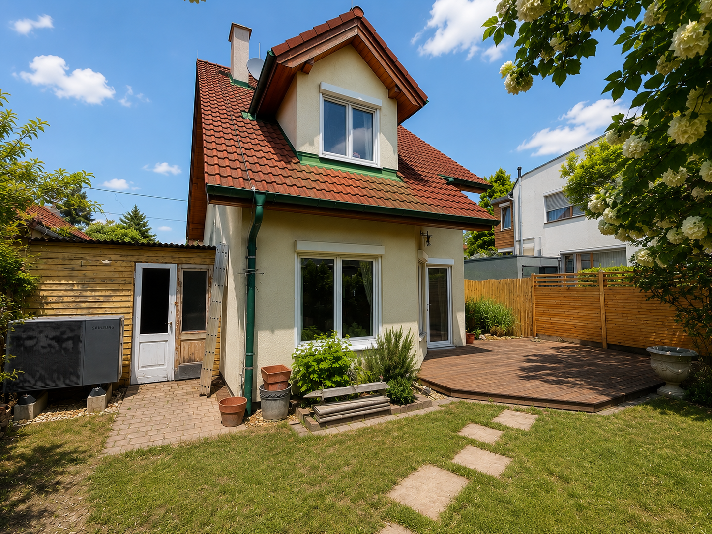 Lichtdurchflutetes Einfamilienhaus mit Garten, Kamin & Luftw�rmepumpe