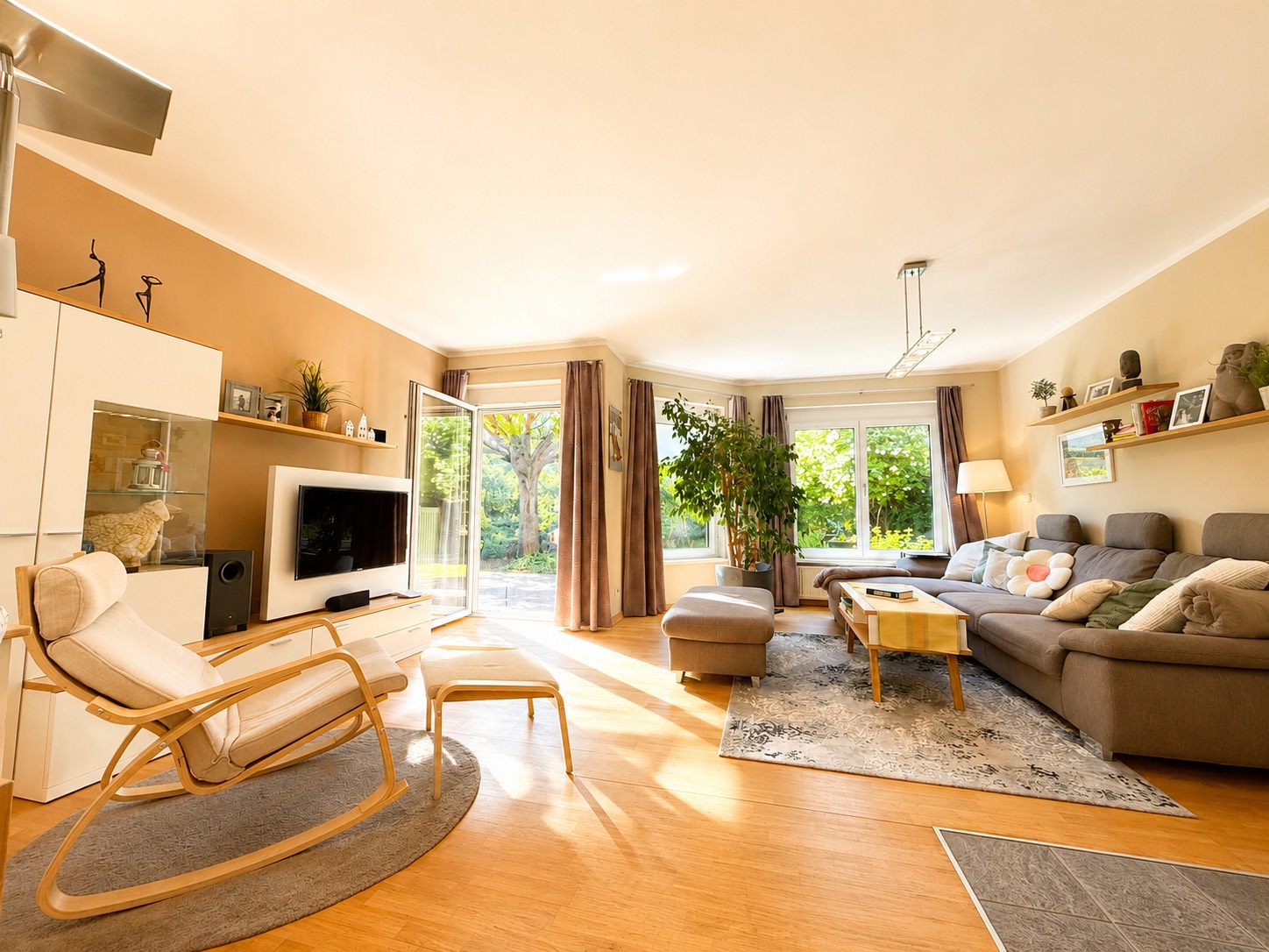 Lichtdurchflutetes Einfamilienhaus mit Garten, Kamin & Luftw�rmepumpe /  / 1220&nbsp;Wien / Bild 2