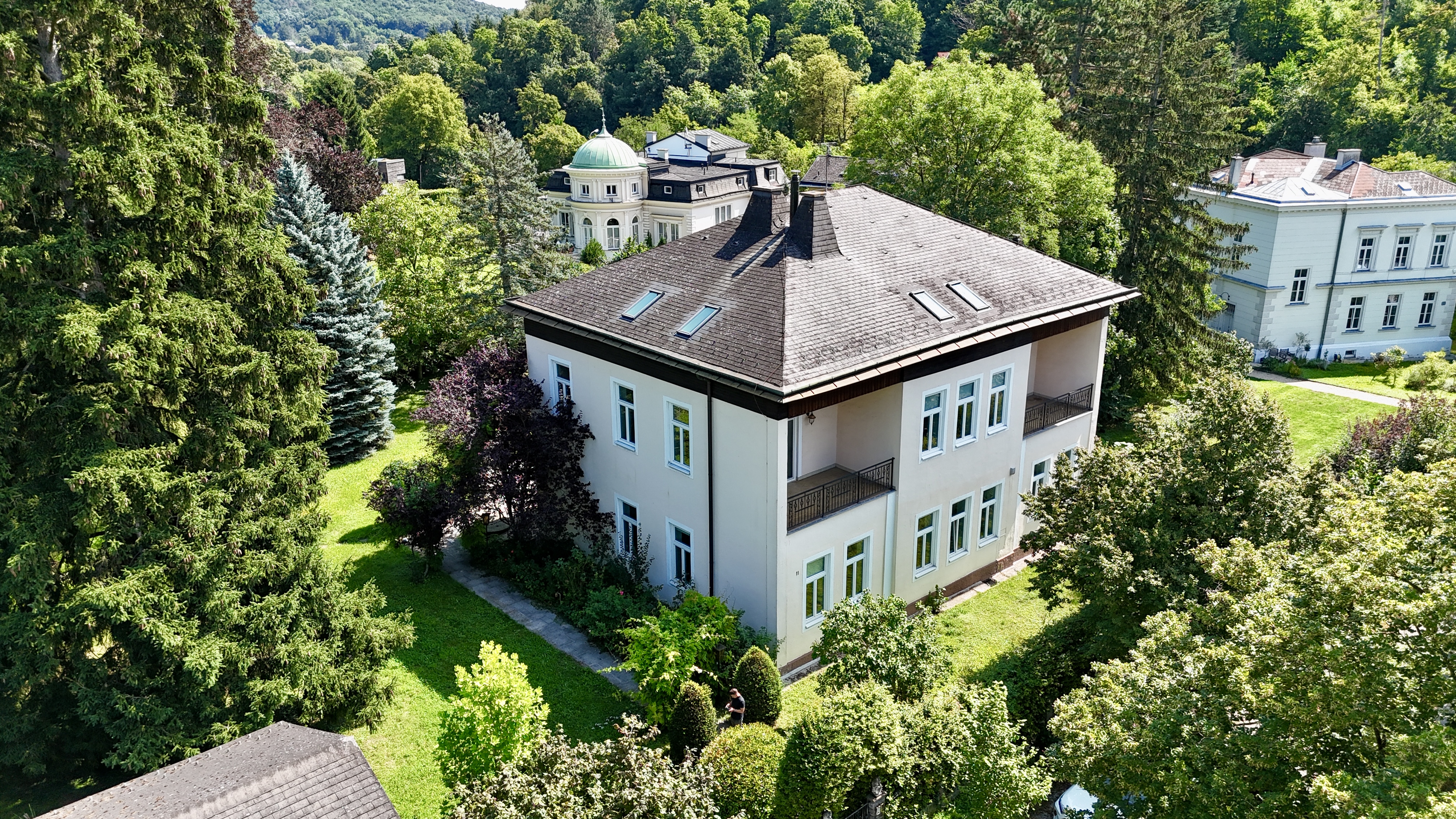 DG-Wohnung in einer Villa inkl. Dachterrasse, Lift, Luftwrmepumpe, Fubodenheizung, Weinkeller u.v.m.!
