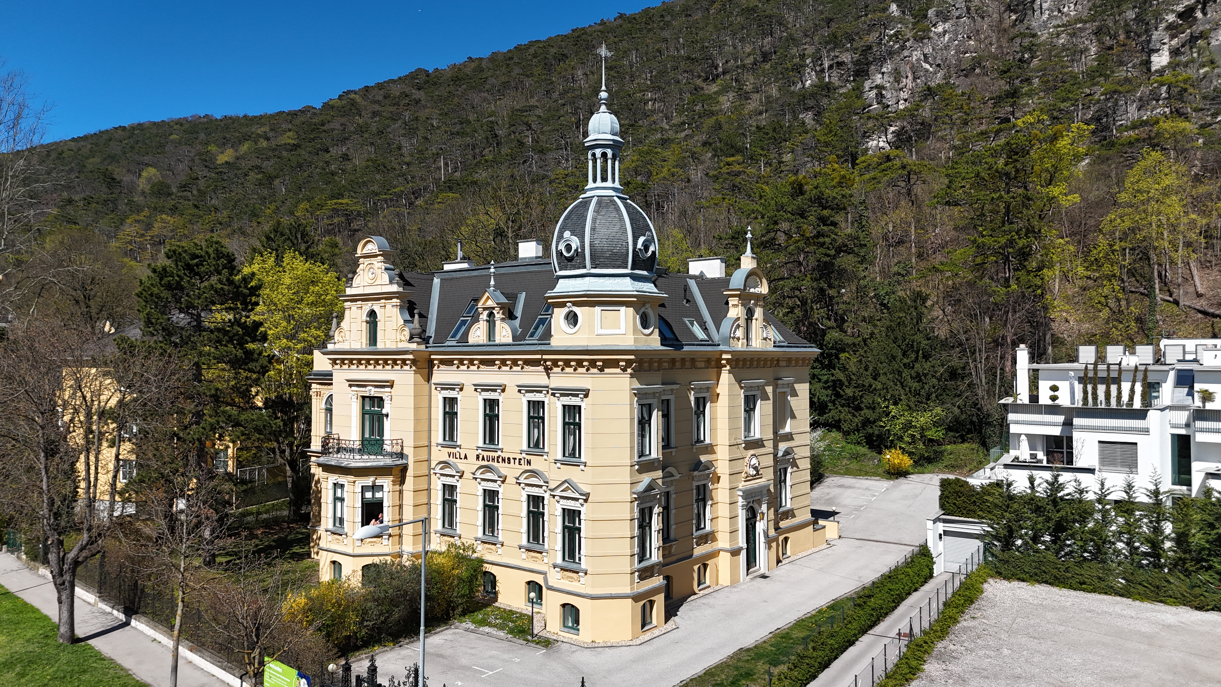 Historische Villa mit 3 DG-Einheiten inkl. Terrassen I 2012 DG Ausbau inkl. Lift I Gr�nlage /  / 2500&nbsp;Baden / Bild 1