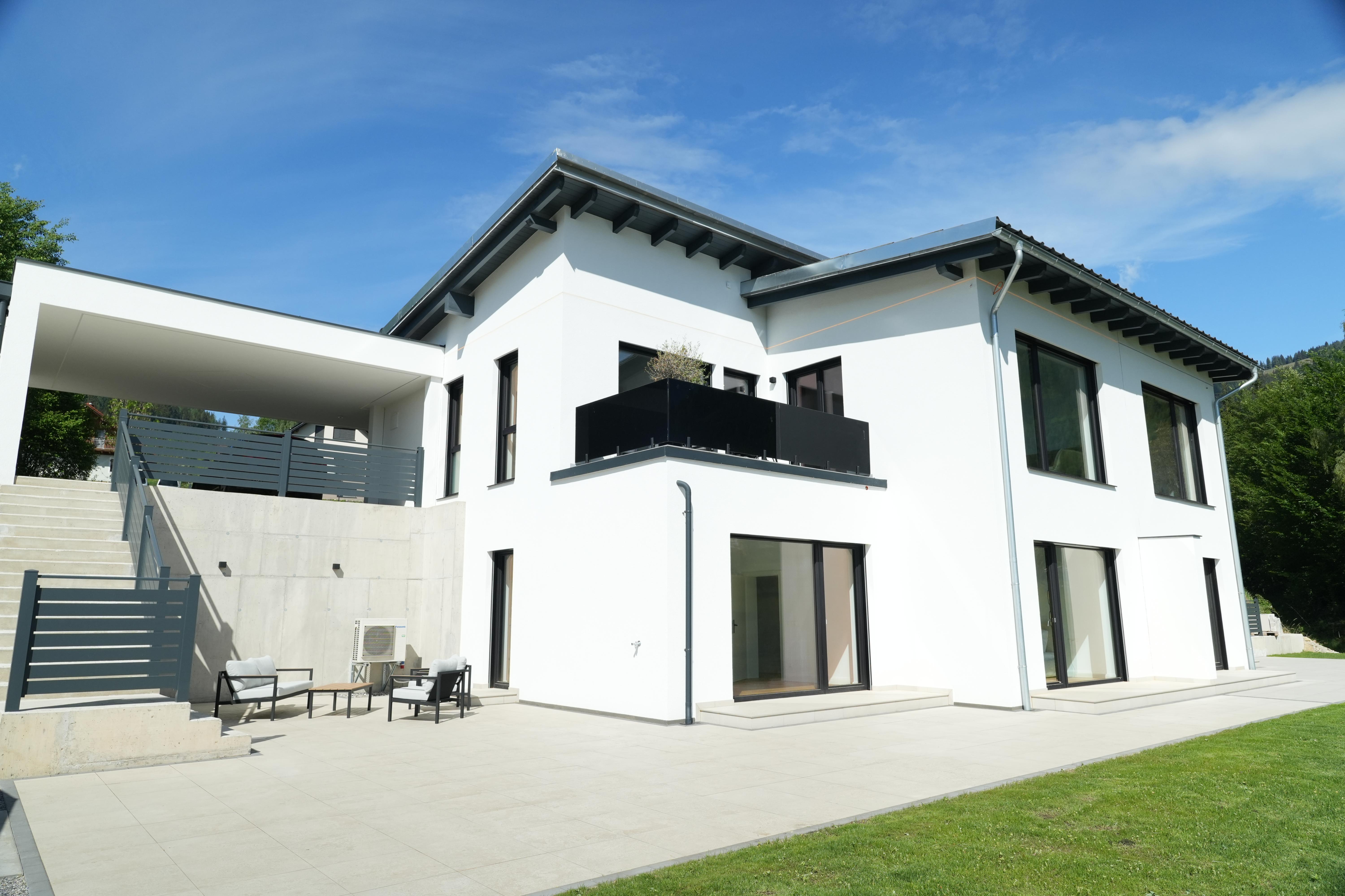 MODERN LIVING - Neuwertige Doppelhaush�lfte mit 2 Terrassen und Doppelcarport in ruhiger Aussichtslage 