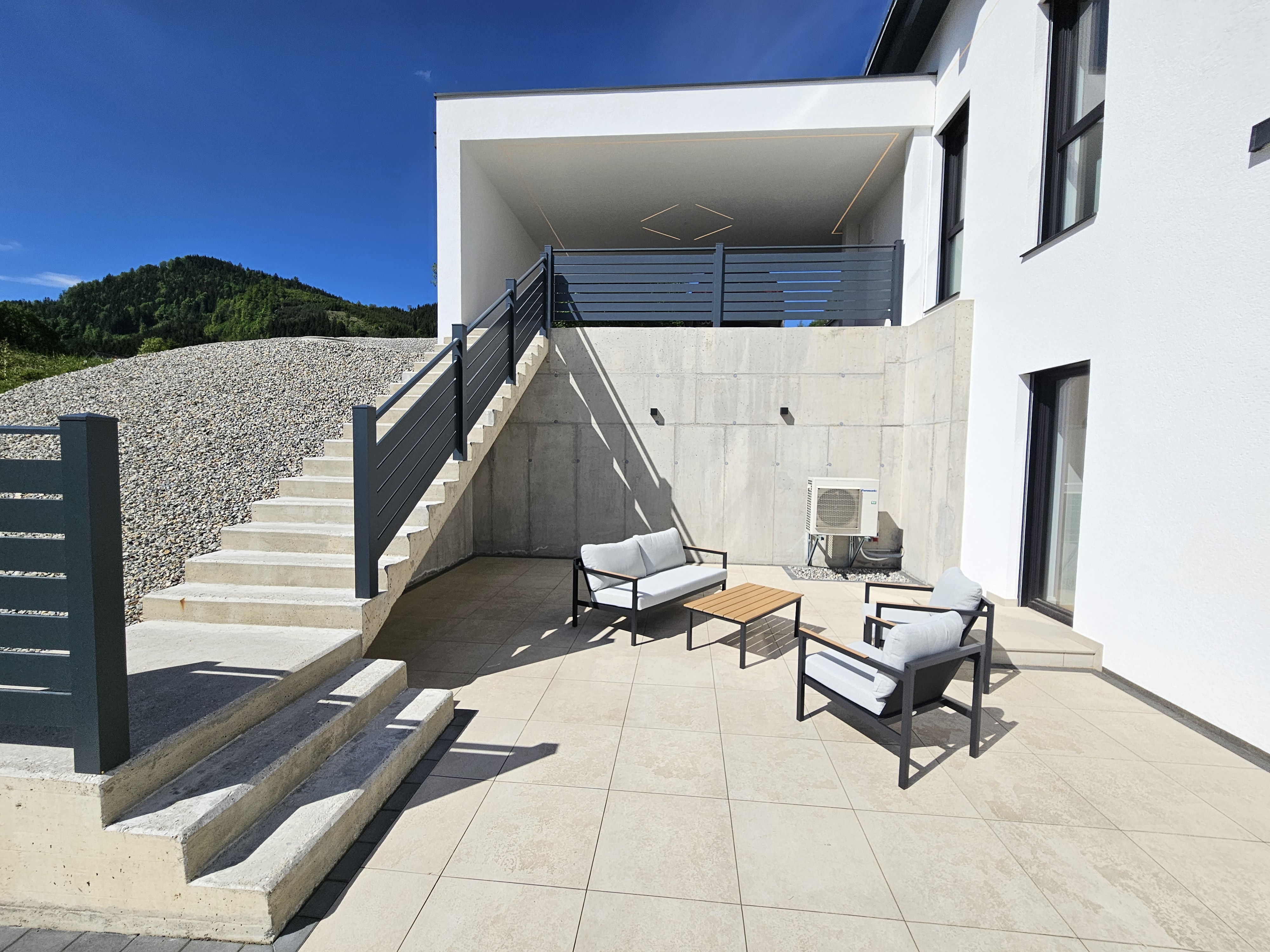 MODERN LIVING - Neuwertige Doppelhaush�lfte mit 2 Terrassen und Doppelcarport in ruhiger Aussichtslage  /  / 8605&nbsp;Kapfenberg / Bild 2